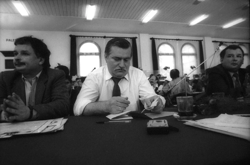 Hala BHP w Stoczni Gdańskiej, 1989, narada NSZZ Solidarność, n/z Lech Kaczyński, Lech Wałęsa i Jarosław Kaczyński