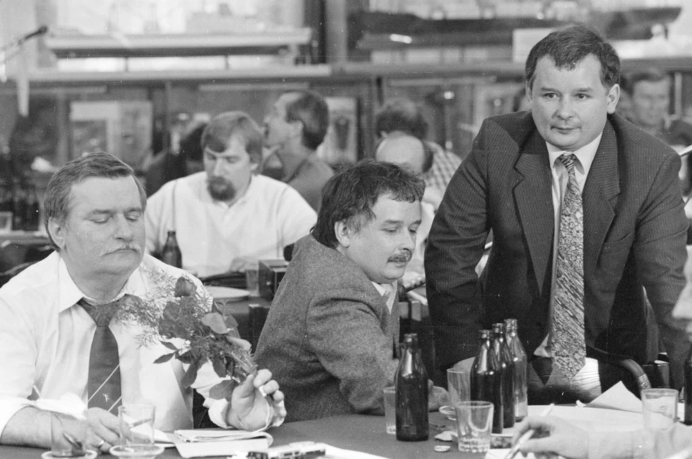 Sala BHP Stoczni Gdanskiej, 08.07.1990; n/z Lech Wałęsa, Lech Kaczyński i Jarosław Kaczyński 