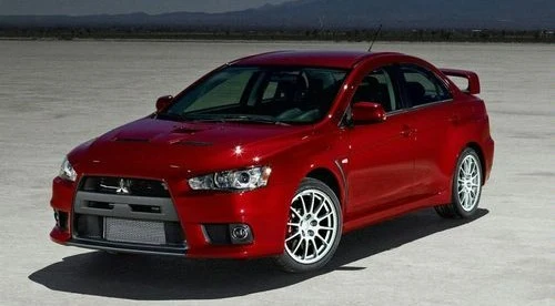 Obecna generacja Lancera Evolution - X - pojawiła się pod koniec 2007 roku. Bazowa wersja ma 2-litrowy silnik turbo o mocy 295 KM.