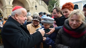 Kard. Stanisław Dziwisz (L) łamie się opłatkiem z mieszkańcami Krakowa podczas "Opłatka prezydenckiego" 