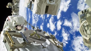 Rick Mastracchio (z lewej) w trakcie usuwania usterki