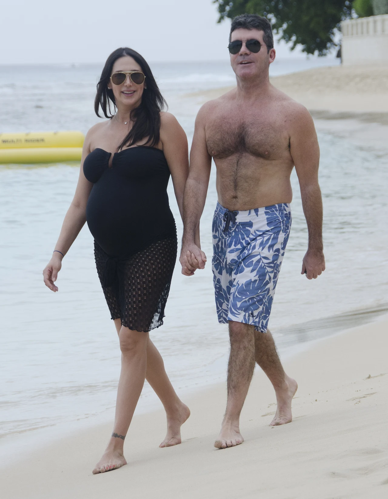 Tabloidy donosiły o rozstaniu Simona Cowella, jurora "X Factora", i jego ciężarnej przyjaciółki Lauren Silverman, tymczasem związek pary ma się całkiem dobrze. Wczoraj para pozowała fotografom na Barbadosie. Tabloidy donosiły o rozstaniu Simona Cowella, jurora "X Factora", i jego ciężarnej przyjaciółki Lauren Silverman, tymczasem związek pary ma się całkiem dobrze. Wczoraj para pozowała fotografom na Barbadosie.