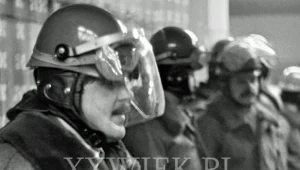 Odział ZOMO przed interwencją wobec rolników strajkujących w Ustrzuakch Dolnych - 12 stycznia 1981 r. (zdjęcie pochodzi z portalu XXwiek.pl)