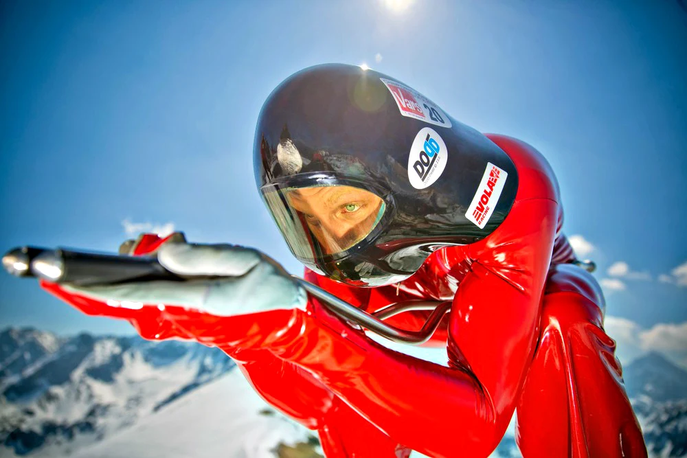 Jędrzej Dobrowolski w specjalnym kombinezonie ułatwiającym mu jazdę z ogromną prędkością