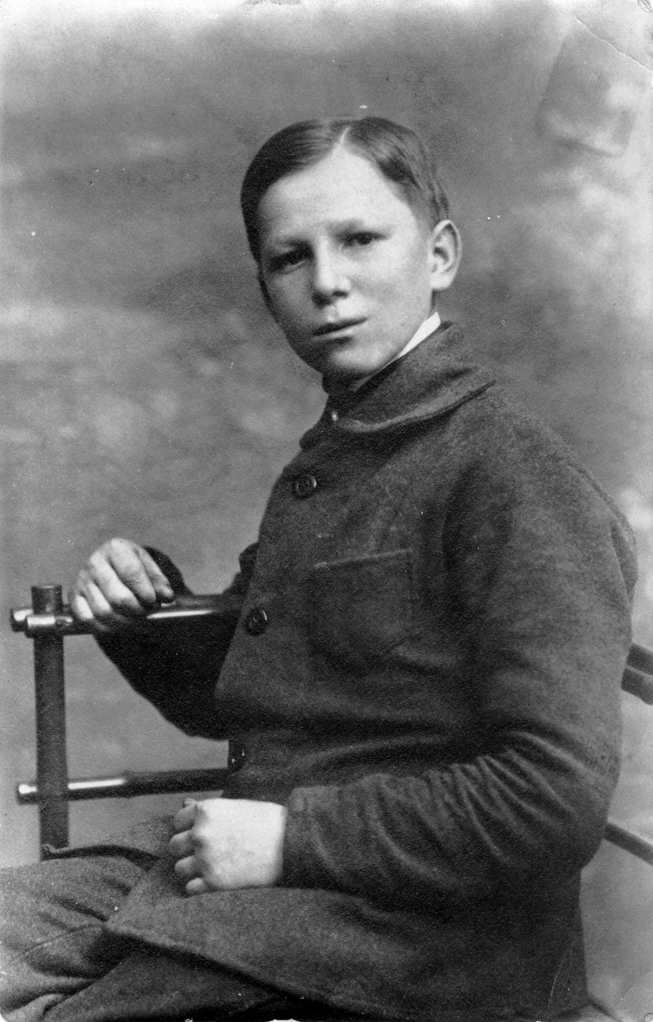 Józef Matyka, na odwrocie wycinek z gazety: "20 listopada [1918] padł na pozycji w ogrodzie Pojezuickim pod pomnikiem Gołuchowskiego chłopak, 16-letni student, Józef Matyka. (...) wymknął się z domu chyłkiem, aby stanąć w szeregach obronców Lwowa (...)"