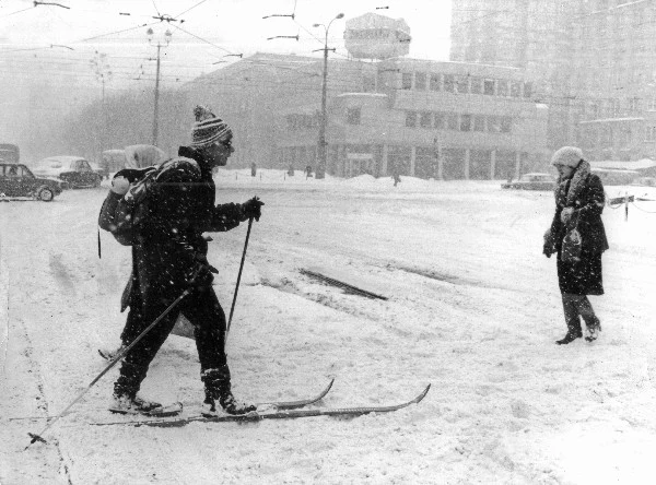 Warszawa, na rogu ulic Królewskiej i Marszałkowskiej