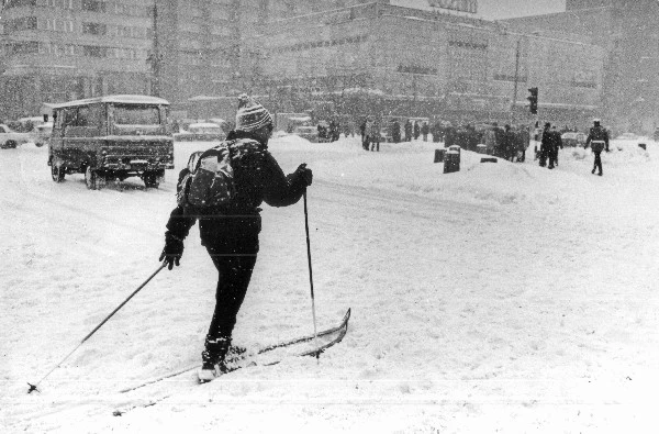 Warszawa, na rogu ulic Królewskiej i Marszałkowskiej