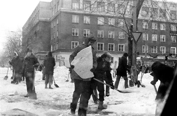Warszawa: Urzędnicy odśnieżają ulice