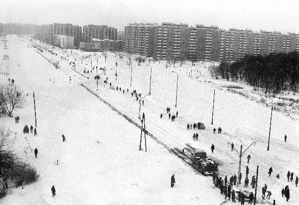 Warszawa, ul. Broniewskiego. Brak komunikacji z dzielnicami Piaski, Chomiczówka i Huta Warszawa