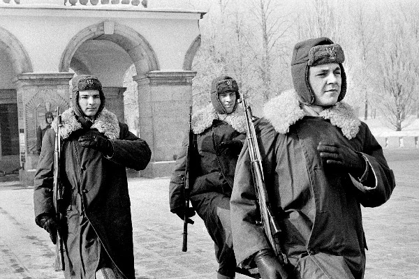 Zmiana warty przed Grobem Nieznanego Żołnierza w Warszawie