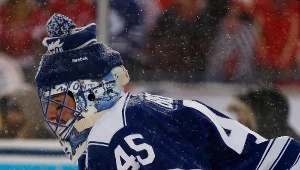 Jonathan Bernier musiał kask przykryć czapką, ale bronił znakomicie