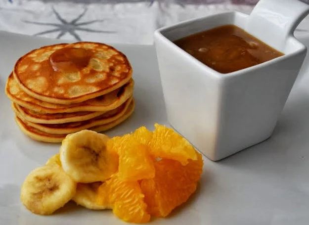 Pancaki z sosem karmelowym i cytrusami