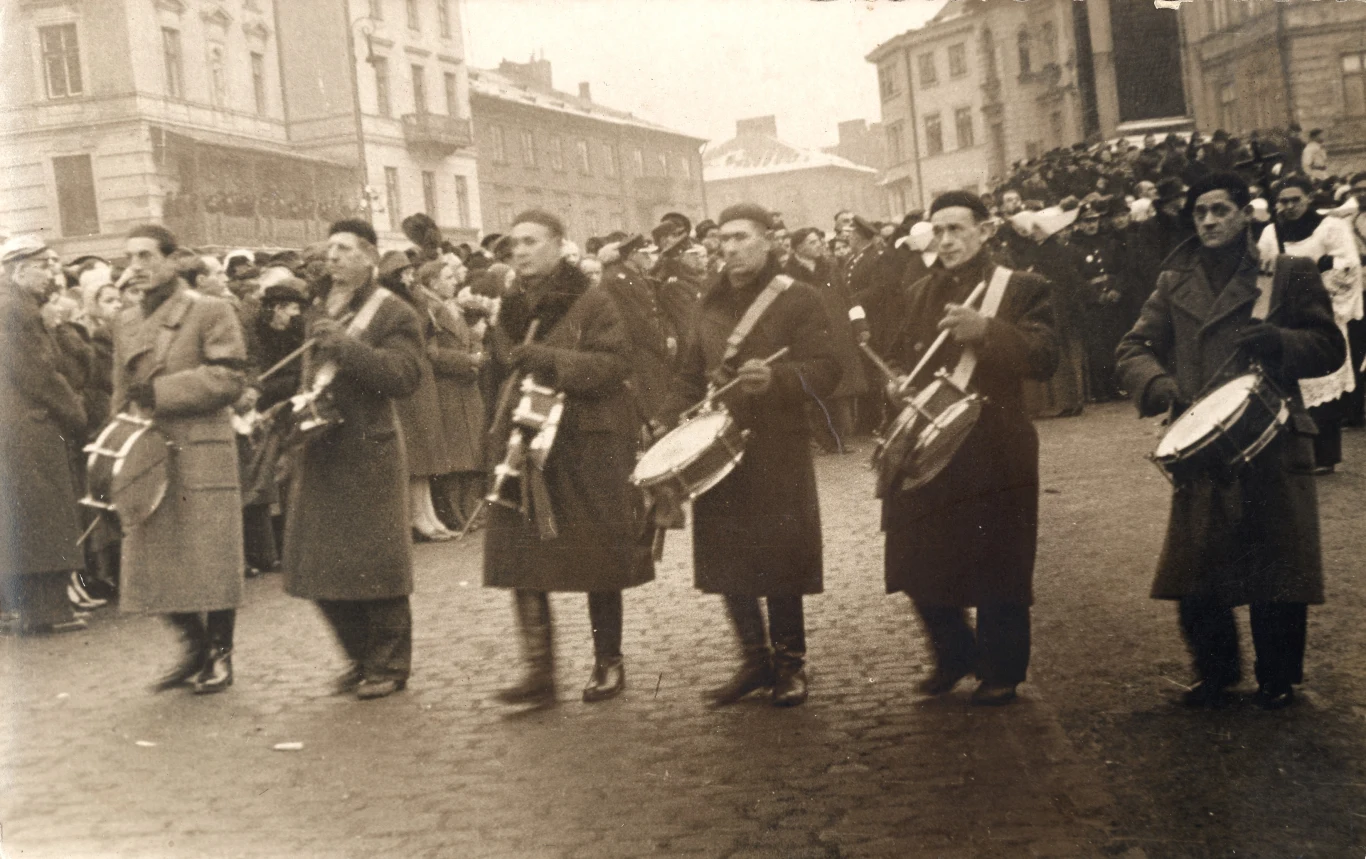 Kondukt zmierzający na Cmentarz Bródnowski