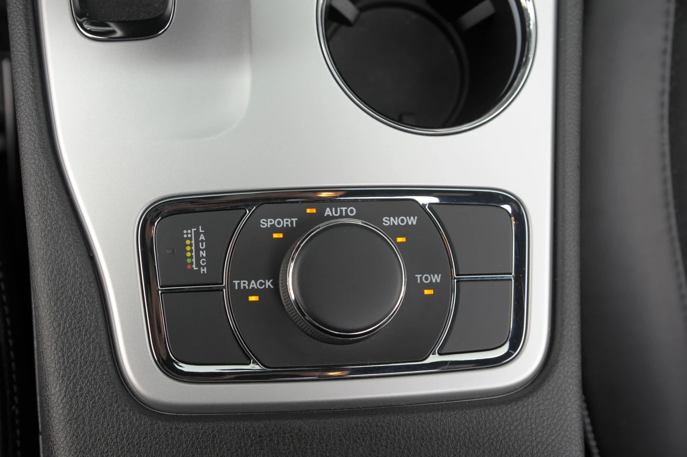 „Zwykłe” Grand Cherokee mają tu przyciski do włączania reduktora i regulacji prześwitu. W SRT8 zastąpił je klawisz trybu Launch Control. „Zwykłe” Grand Cherokee mają tu przyciski do włączania reduktora i regulacji prześwitu. W SRT8 zastąpił je klawisz trybu Launch Control.