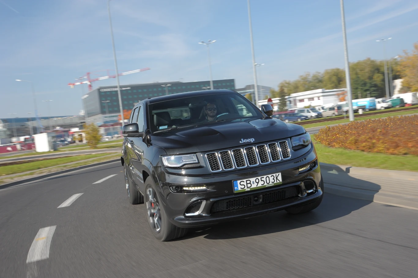 SRT8 wyróżnia się m.in. zderzakiem z dodatkowymi wlotami do chłodzenia hamulców oraz ogromnymi wylotami powietrza na masce. SRT8 wyróżnia się m.in. zderzakiem z dodatkowymi wlotami do chłodzenia hamulców oraz ogromnymi wylotami powietrza na masce.