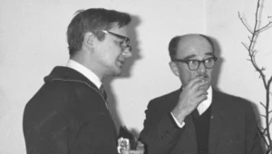 Jan Józef Lipski (po lewej), przewodniczący zarządu Klubu Krzywego Koła. Obok Paweł Jasienica