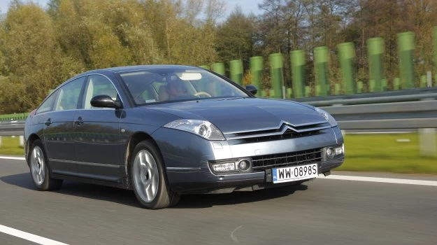 Citroen C6 jest wyposażony w hydropneumatyczne zawieszenie trzeciej generacji Hydractive 3+. Ma 16 stopni tłumienia oraz trzy tryby pracy.