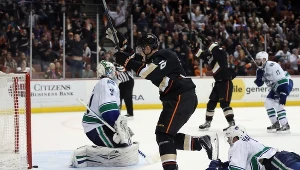 Corey Perry strzela zwycięskiego gola dla Anaheim Ducks w meczu z Vancouver Canucks