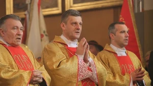 ​Ks. prof. Roman Pindel (w środku) przyjął sakrę biskupią 