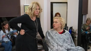 Fryzjerka Lutka (Joanna Kurowska) i Anna Surmacz (Joanna Żółkowska) 