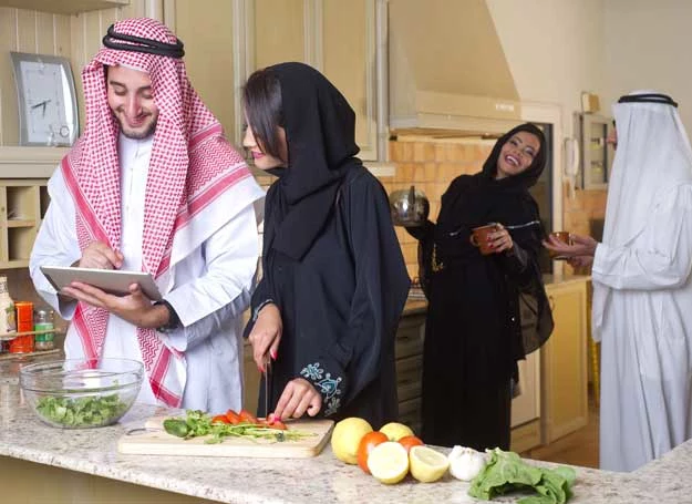 Życie towarzyskie Arabów jest bogate, ale mężczyźni i kobiety często bawią się osobno