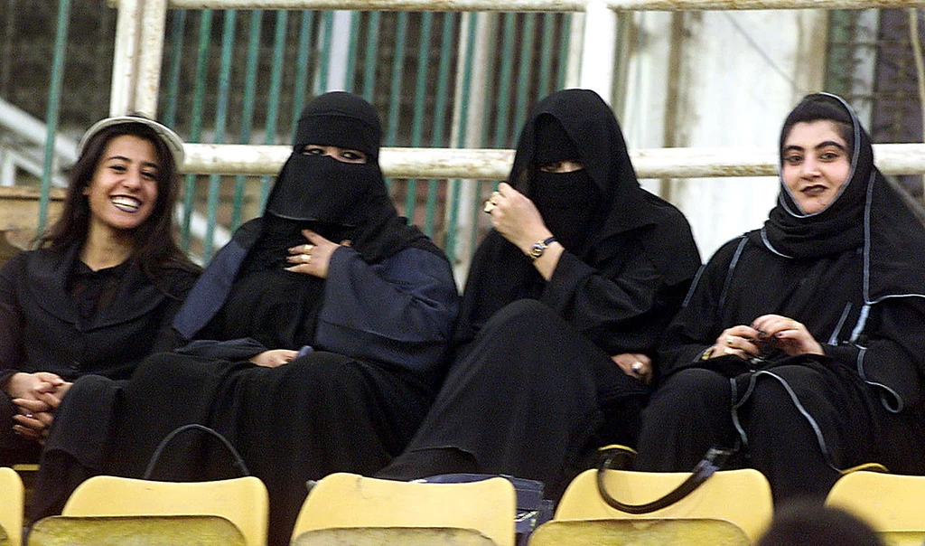 Egipt, Kair. Saudyjki oglądają mecz piłki nożnej