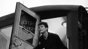 Zbigniew Cybulski - kadr z filmu "Pociąg" z 1959 r. Reż. Jerzy Kawalerowicz