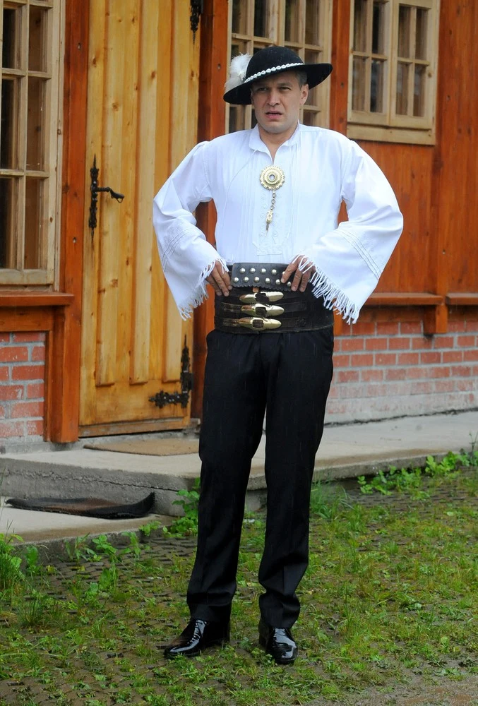 Michał Żebrowski pod swoim domem Michał Żebrowski pod swoim domem