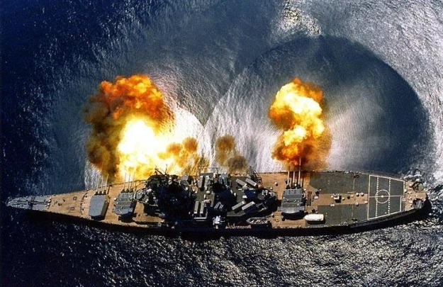 USS "Iowa" strzela z 406-milimetrowych dział   Fot. US Navy