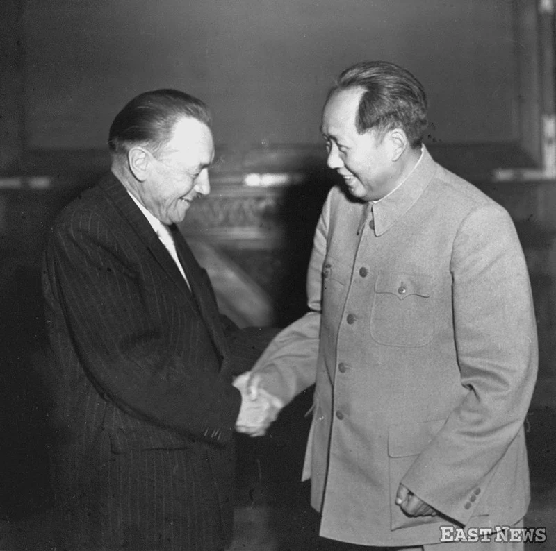 Przewodniczący Mao Zedong wita I sekretarza KC PZPR Bolesława Bieruta przybyłego na obchody 5. rocznicy powstania Chińskiej Republiki Ludowej, wrzesień 1954 Przewodniczący Mao Zedong wita I sekretarza KC PZPR Bolesława Bieruta przybyłego na obchody 5. rocznicy powstania Chińskiej Republiki Ludowej, wrzesień 1954