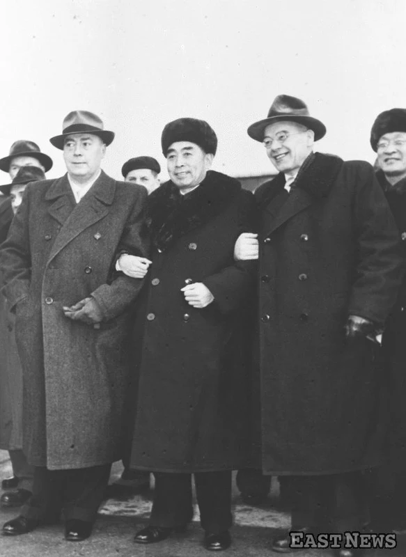 Premier ChRL Zhou Enlai (w środku) z I sekretarzem KC PZPR Władysławem Gomułką (po prawej) i premierem PRL Józefem Cyrankiewiczem w Warszawie; styczeń 1957 Premier ChRL Zhou Enlai (w środku) z I sekretarzem KC PZPR Władysławem Gomułką (po prawej) i premierem PRL Józefem Cyrankiewiczem w Warszawie; styczeń 1957
