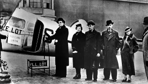 Pasażerowie PLL LOT przygotowujący sie do podróży na trasie Warszawa - Lwów. Rok 1937