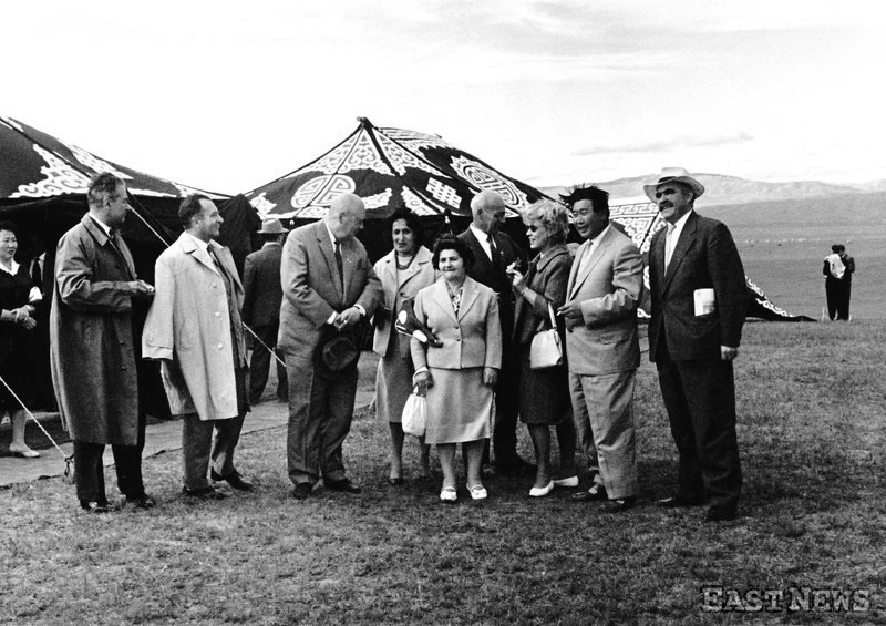 Polska delegacja w Ułan Bator w Mongolii,czerwiec 1969; n/z premier Józef Cyrankiewicz (trzeci od lewej) i I sekretarz KC PZPR Władysław Gomułka (szósty od lewej) Polska delegacja w Ułan Bator w Mongolii,czerwiec 1969; n/z premier Józef Cyrankiewicz (trzeci od lewej) i I sekretarz KC PZPR Władysław Gomułka (szósty od lewej)
