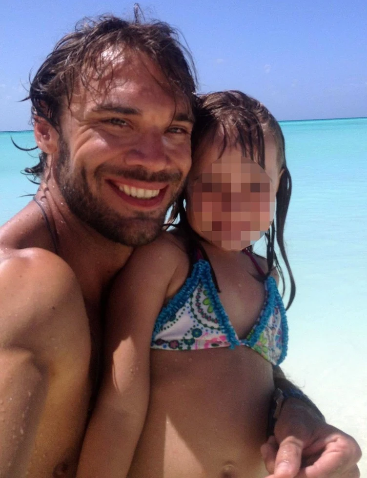 Mąż Monici z ich małą córeczką Mąż Monici z ich małą córeczką