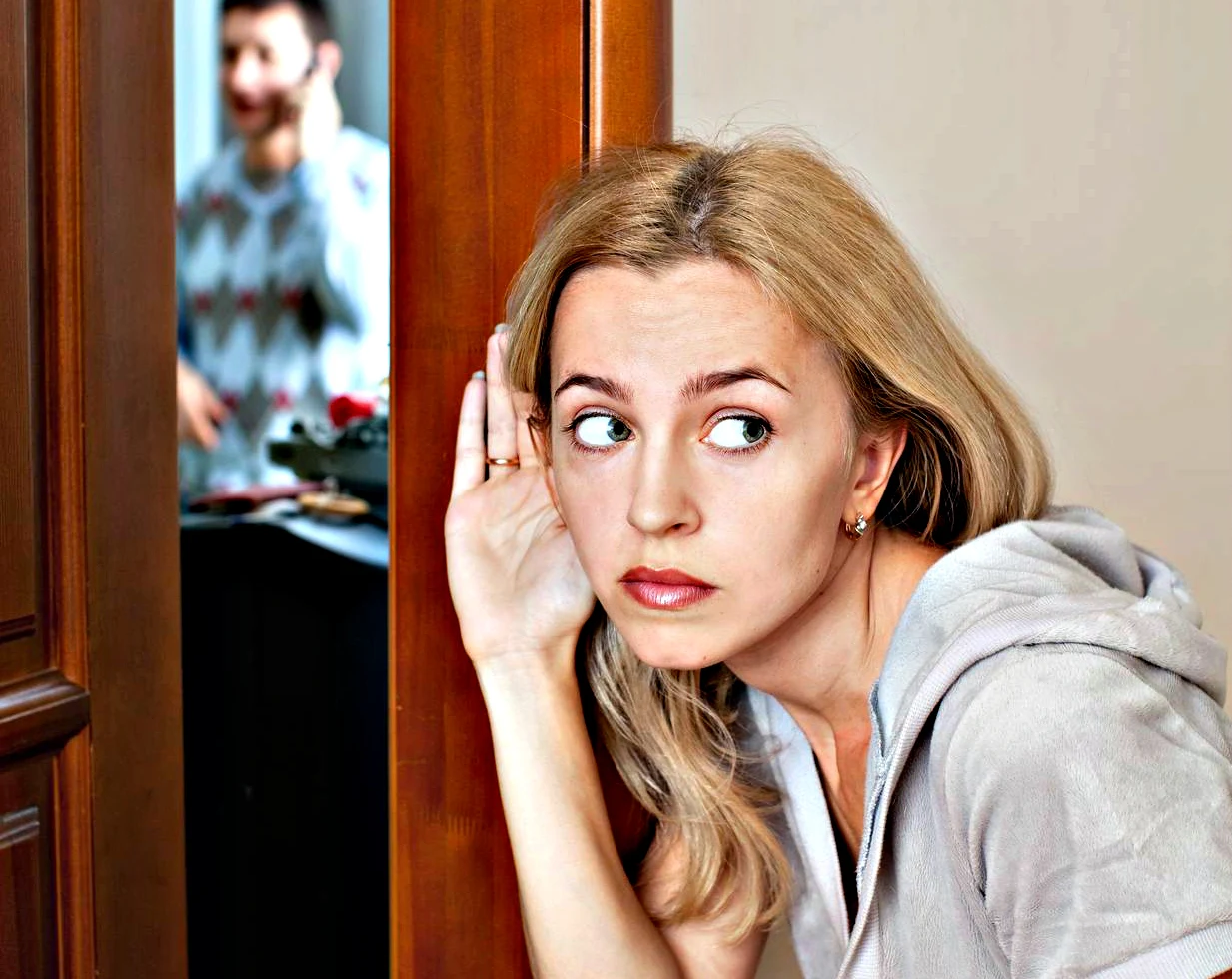 Powiedzieć jej, że mąż ją zdradza? Powiedzieć jej, że mąż ją zdradza?