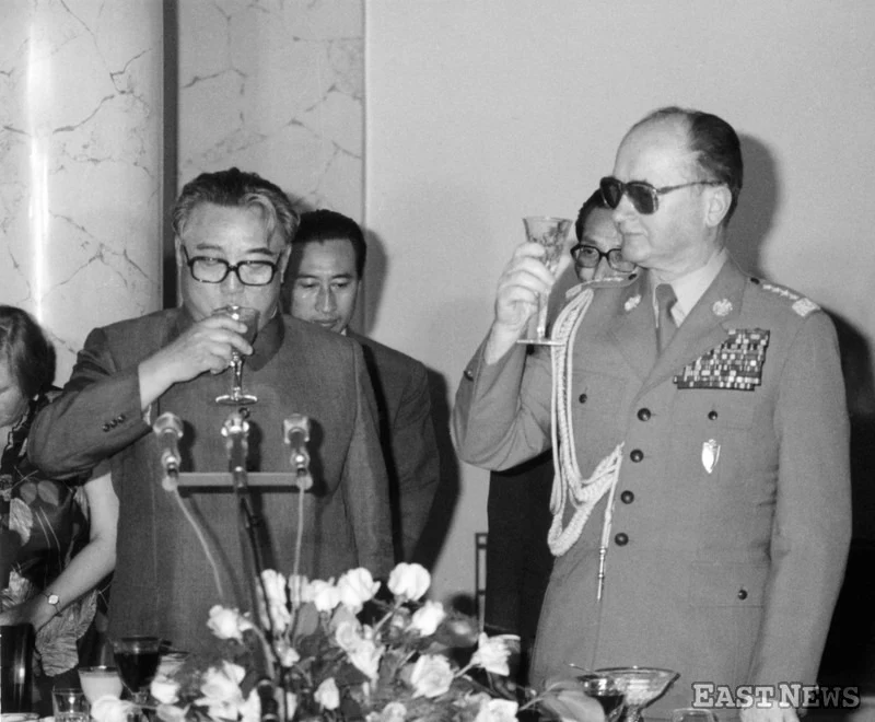 Wizyta w Polsce Wielkiego Wodza, prezydenta Korei Północnej Kim Ir Sena, 1984 n/z Kim Ir Sen i gen. Wojciech Jaruzelski Wizyta w Polsce Wielkiego Wodza, prezydenta Korei Północnej Kim Ir Sena, 1984 n/z Kim Ir Sen i gen. Wojciech Jaruzelski