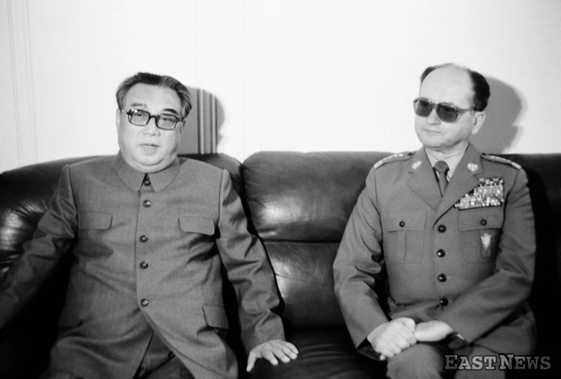 Wizyta w Polsce Wielkiego Wodza, prezydenta Korei Polnocnej Kim Ir Sena. Warszawa, maj 1984 N/Z: Kim Ir Sen i general Wojciech Jaruzelski President Wizyta w Polsce Wielkiego Wodza, prezydenta Korei Polnocnej Kim Ir Sena. Warszawa, maj 1984 N/Z: Kim Ir Sen i general Wojciech Jaruzelski President
