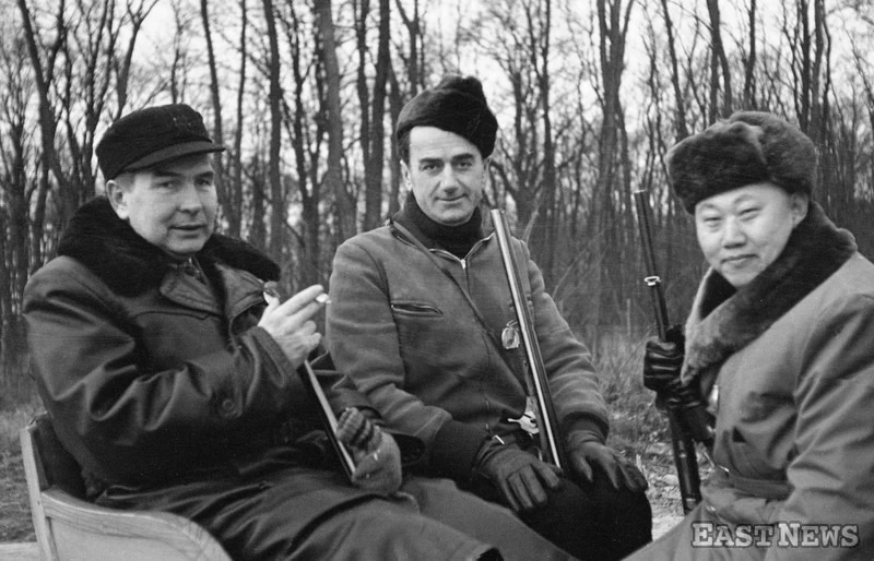 Dyplomaci na polowaniu w Bialowiezy, listopad 1967. N/Z: od lewej Adam Rapacki, ambasador Rumunii i ambasador Mongolii w Polsce Dyplomaci na polowaniu w Bialowiezy, listopad 1967. N/Z: od lewej Adam Rapacki, ambasador Rumunii i ambasador Mongolii w Polsce