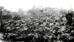 Zdjęcie z nazistowskiej ekshumacji w 1943 roku