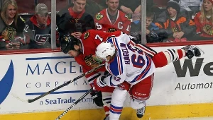 Brent Seabrook z Chicago Blackhawks i Carl Hagelin z New York Rangers