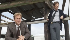 W rolach głównych występują Matthew McConaughey jako Rust Cohle i Woody Harrelson jako Martin Hart