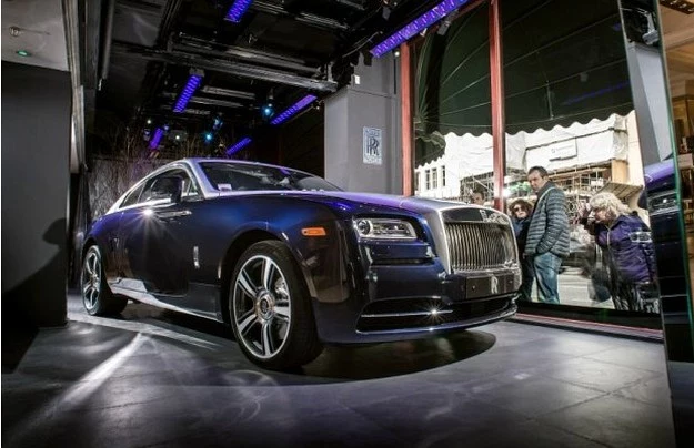 W ubiegłym roku Rolls-Royce wprowadził do swojej oferty coupe o nazwie Wraith (fot. powyżej). Od niedawna auta tej marki można kupić oficjalnie także w Polsce, w stołecznym salonie Auto Fus.