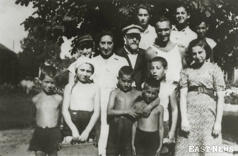 Janusz Korczak z wychowankami Domu Sierot na warszawskim Gocławku w 1937 r. 