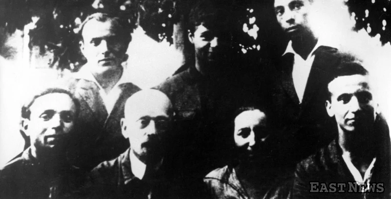Janusz Korczak wśród personelu kolonijnego w "Różyczce", Gocław pod Warszawą 1927