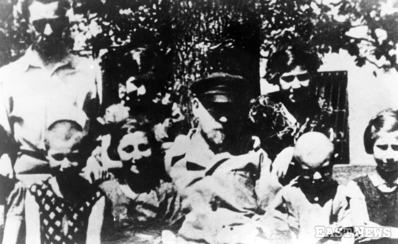 Janusz Korczak z dziećmi na letnisku w "Różyczce", Gocław pod Warszawą, lata 30.