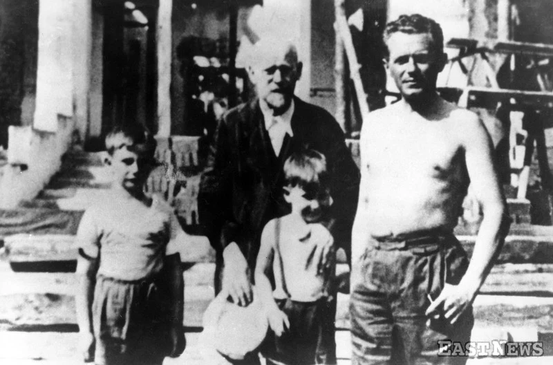 Janusz Korczak przed Domem Sierot w Warszawie, lata 30.