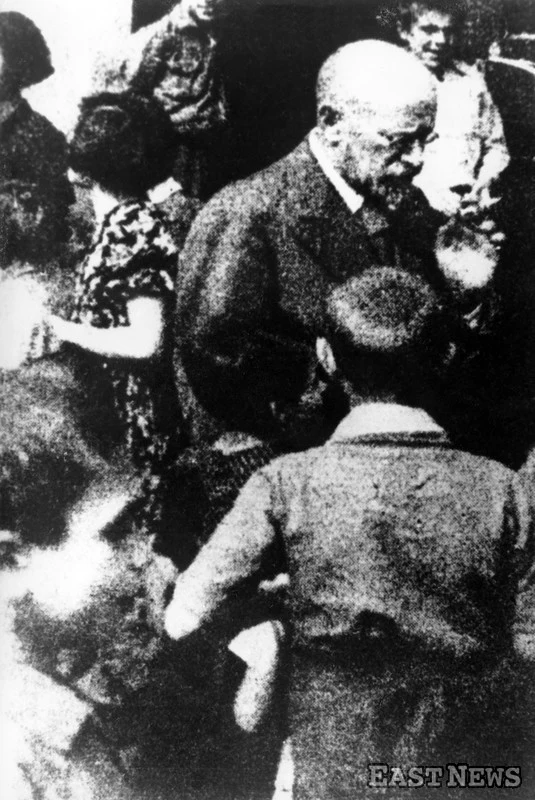Janusz Korczak wśród dzieci w 1940 r.