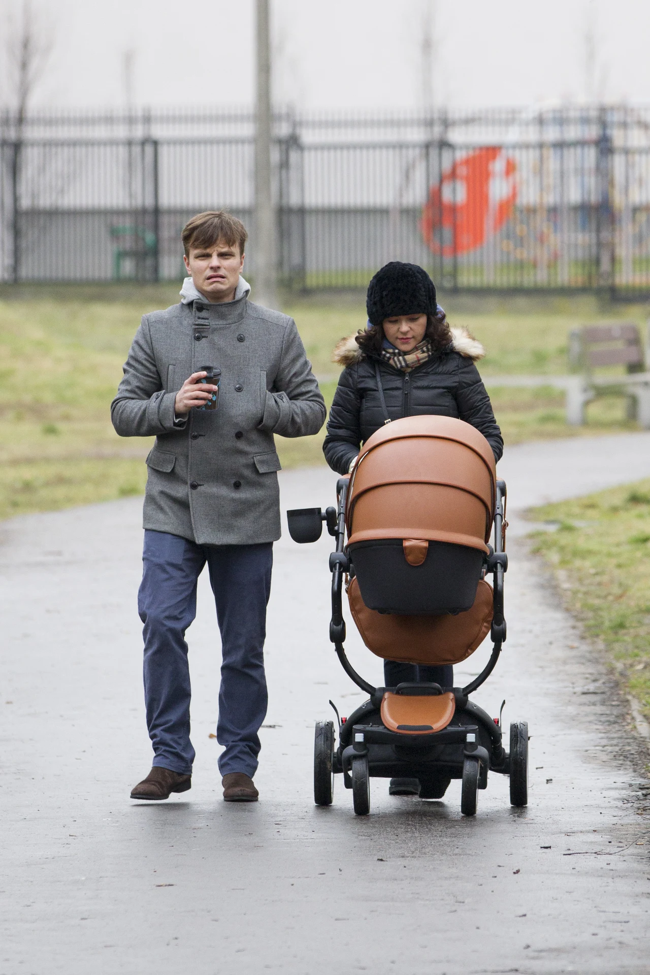 Kasia Cichopek i Marcin Hakiel na spacerze z córką Kasia Cichopek i Marcin Hakiel na spacerze z córką