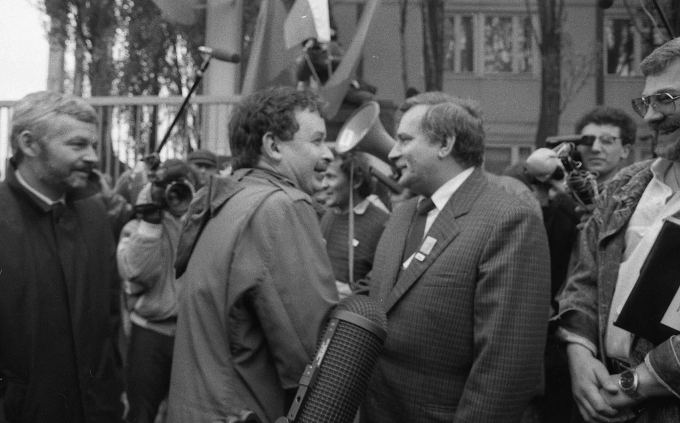 29.04.1989, Stoczna Gdańska. Spotkanie Lecha Wałęsy z kandydatami na posłów i senatorów Komitetu Obywatelskiego Solidarność; n/z od lewej Jan Krzysztof Bielecki, Lech Kaczyński i Lech Wałęsa