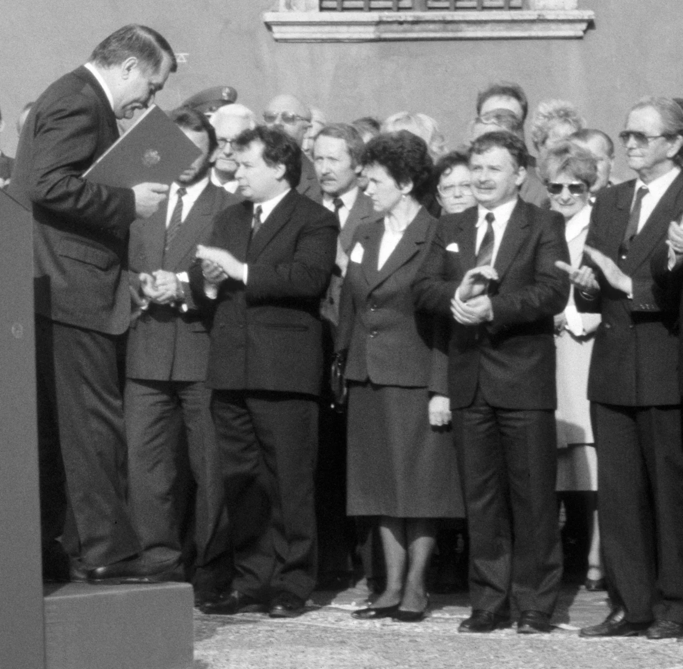 Uroczystość na Zamku Królewskim w Warszawie; n/z Lech Wałęsa, Janusz Onyszkiewicz, Jarosław Kaczyński, Danuta Wałęsowa, Lech Kaczyński